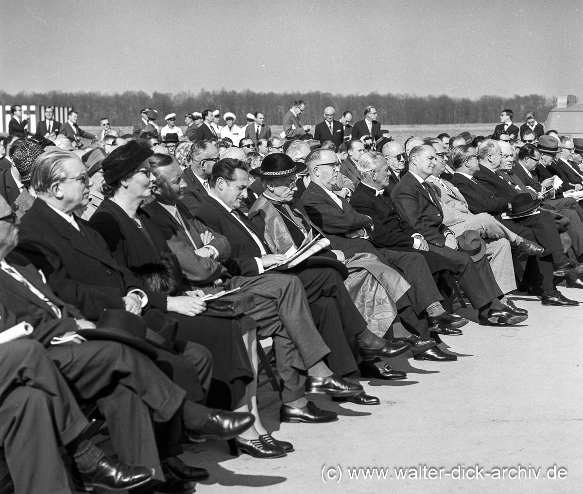 Ehrengäste bei der Einweihung der neuen Startbahn 1961