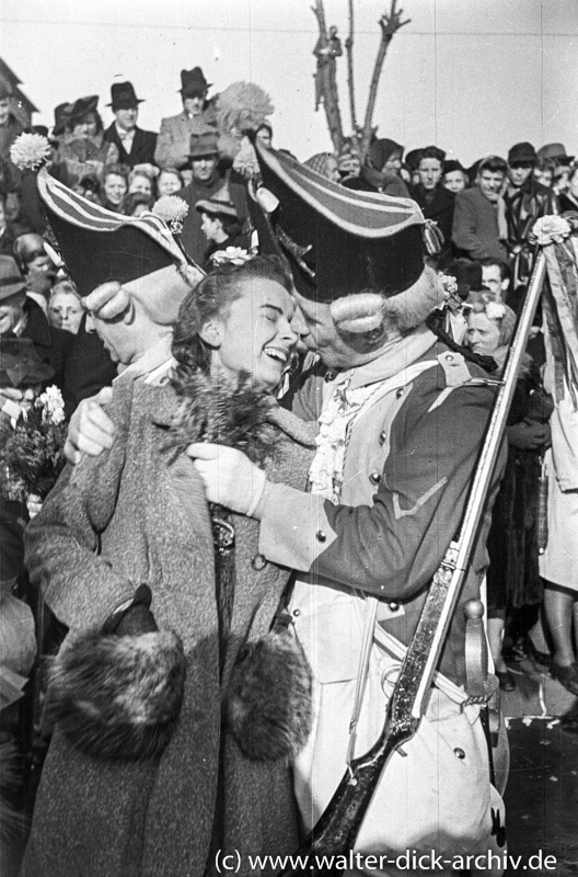 Ein "Bützjen" in Ehren - ein Küsschen für einen Roten Funken 1949