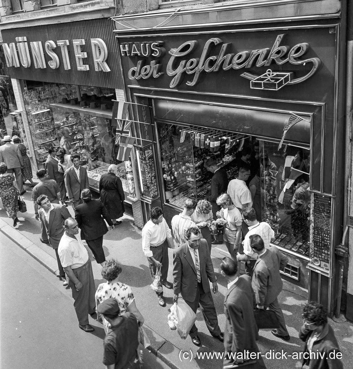 Andenkenläden auf der Hohe Straße 1958