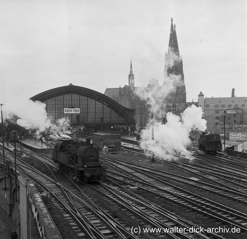 Dampflokbetrieb im Kölner Hauptbahnhof 1955