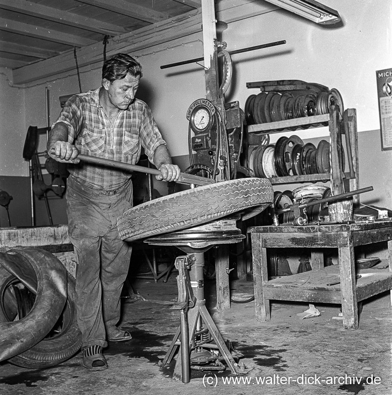 WDA2097-2-002 Reifendemontage bei Reifen Bothe in Düsseldorf 1963