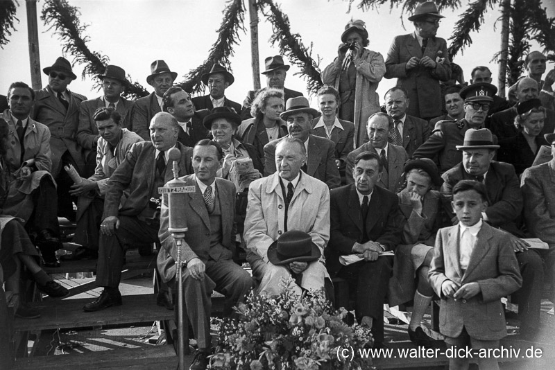 Konrad Adenauer beim Rennen auf dem Kölner Kurs 1949