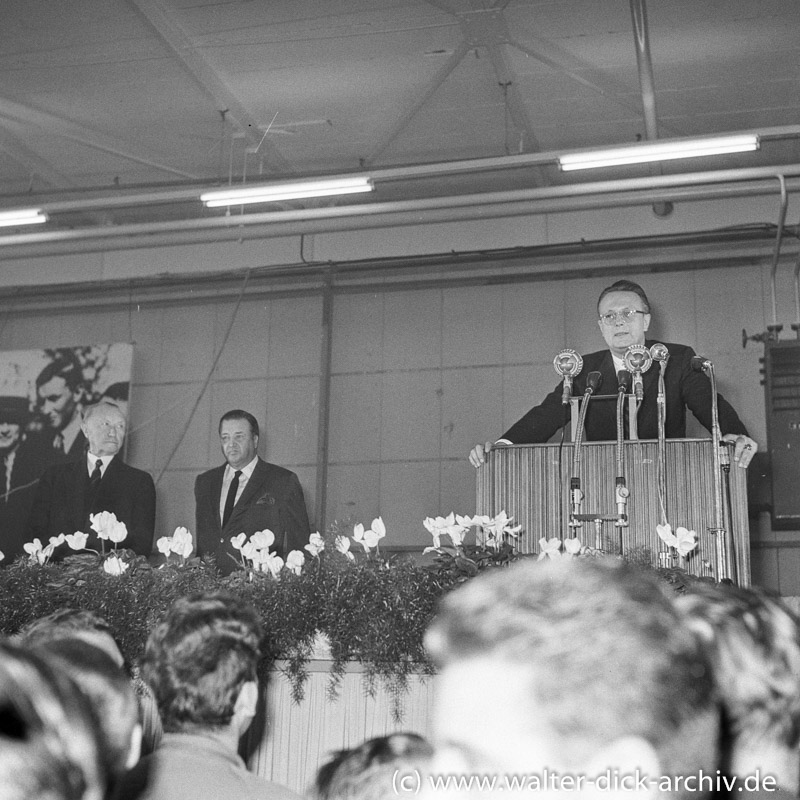 John S. Andrews der Chef von Ford in Köln spricht