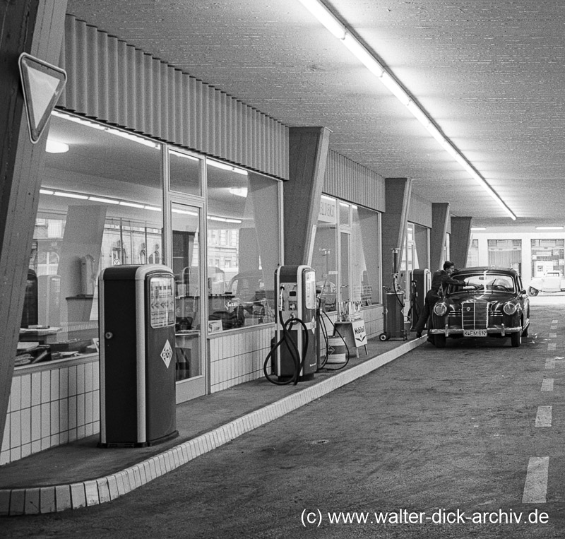 Tankstelle im Parkhaus 1960