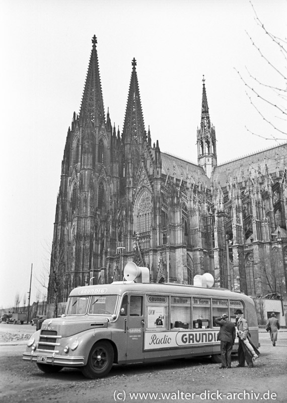 Der Grundig Werbebus vor dem Dom