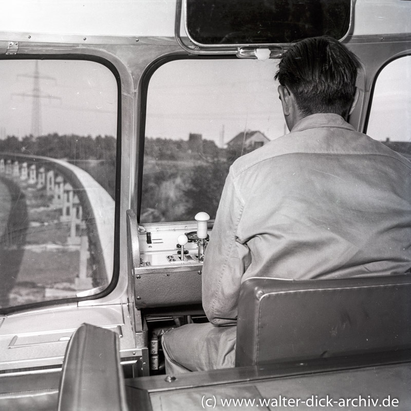 Auf dem Führerstand der ALWEG-Bahn 1957