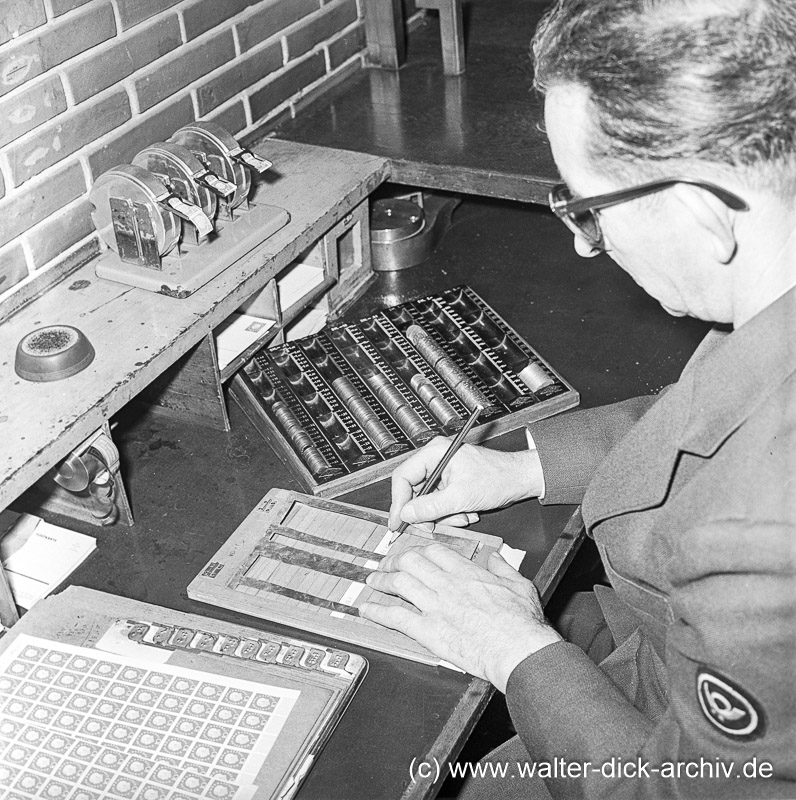 Kriegsblinder Postbeamter bei handschriftlichen Eintragungen 1958