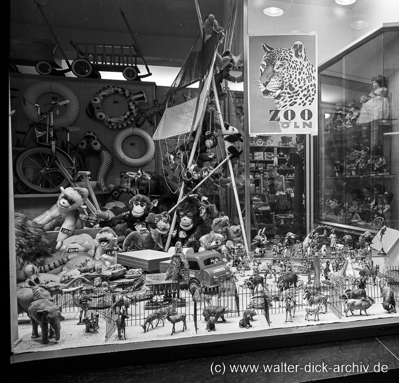 Spielzeugfenster im Kaufhof 1955
