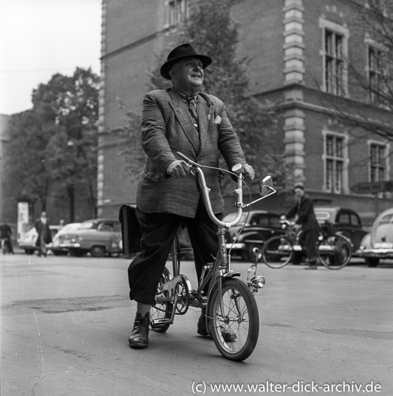 Faltrad-Sensation vor Gerichtsgebäude 1955