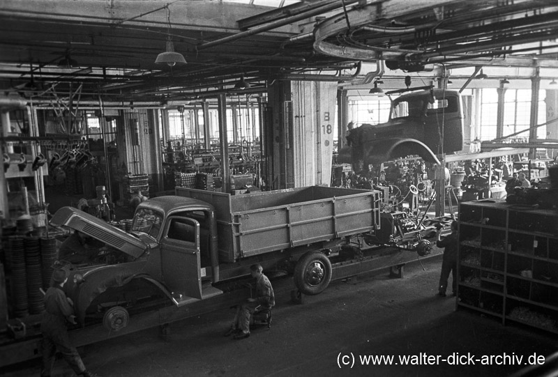 Endmontage eines Lkw bei Ford Köln 1948