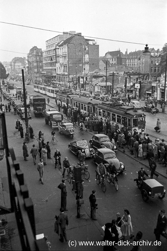 Viel Verkehr am Hohenzollernring 1949