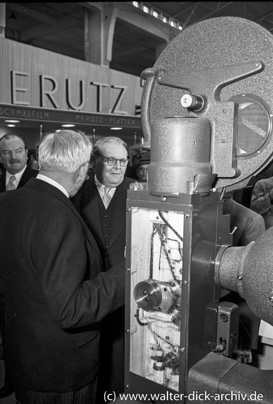 Photokina 1951 in Köln Ludwig Erhard informiert sich