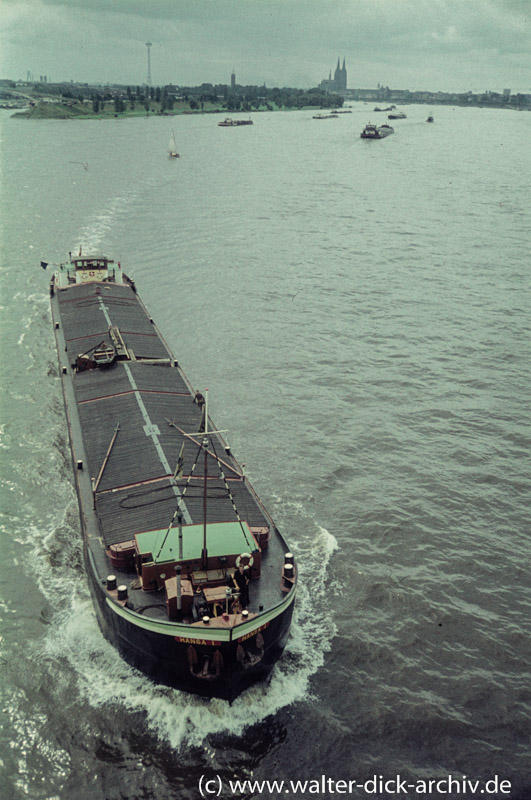 Schiffsverkehr auf dem Rhein