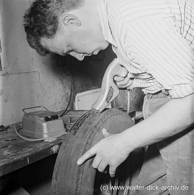 Nachschneiden eines Reifens bei Reifen Bothe 1963
