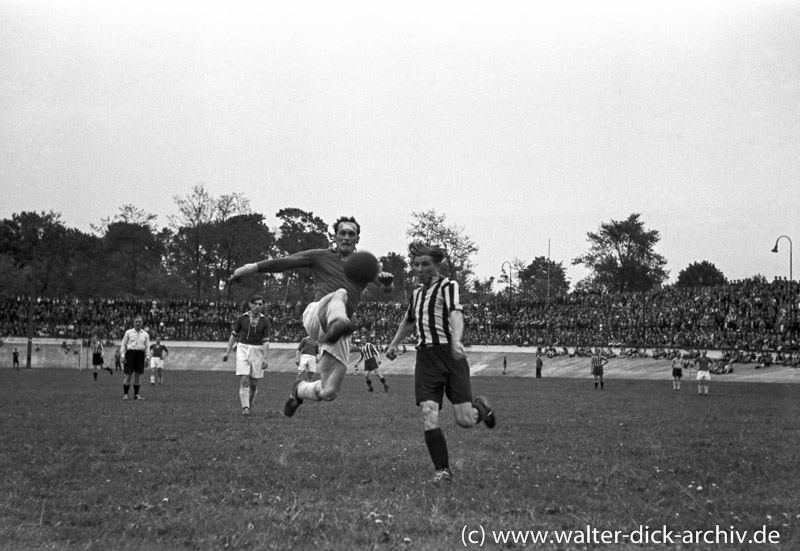 Fußballspiel in der Kölner Radrennbahn 1948