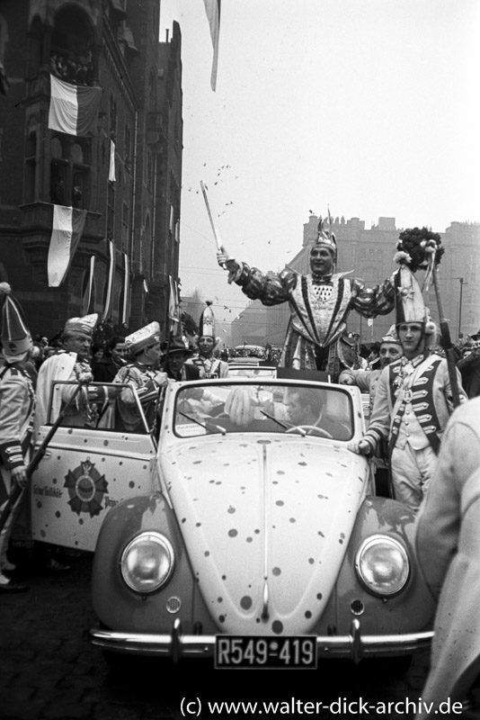 Der Prinz im VW Cabrio zu Weiberfastnacht 1951