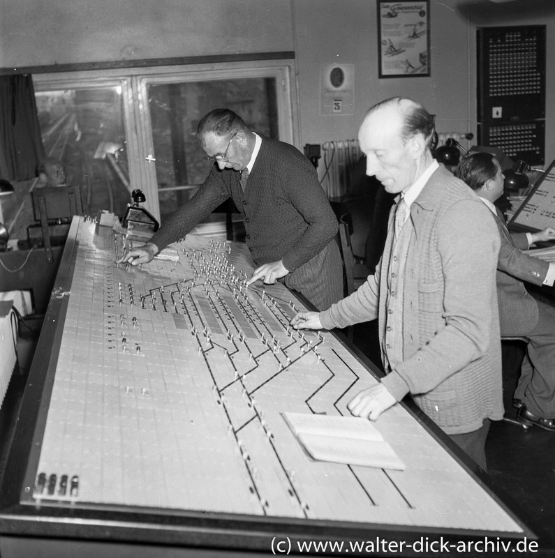 Ein Modernes Gleisbildstellwerk im Kölner Hauptbahnhof