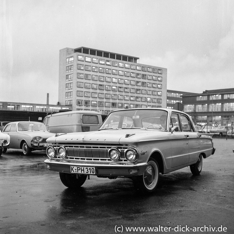 Amerikanischer Ford Mercury "Meteor" vor den Kölner Ford Werken