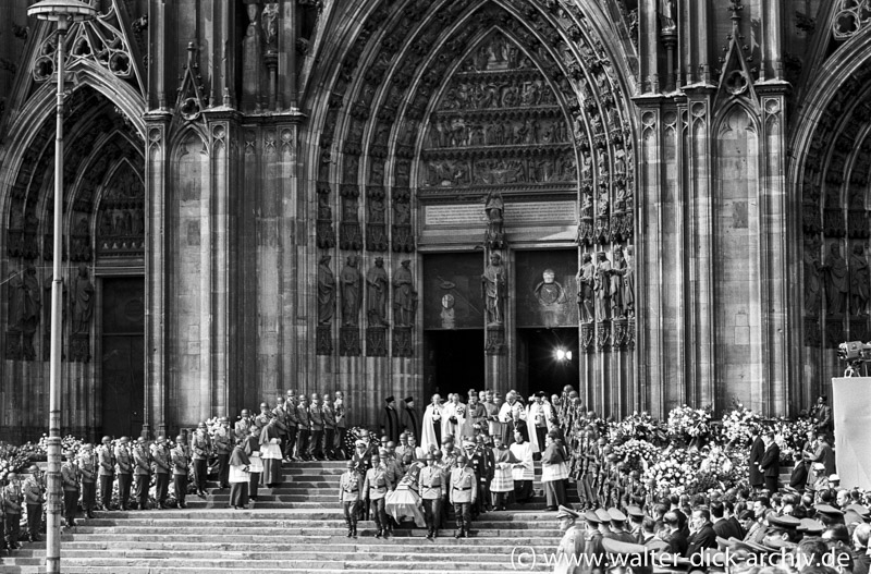 Der Sarg wird aus dem Dom getragen. Beerdigung Konrad Adenauers 1967