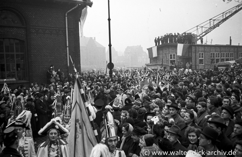 Die Prinzengarde im Kölner Hafen 1950