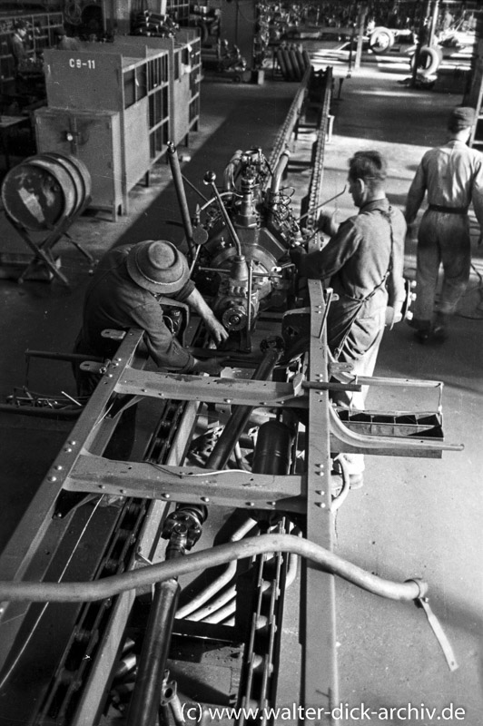 Motorenproduktion am Fließband bei Ford Köln