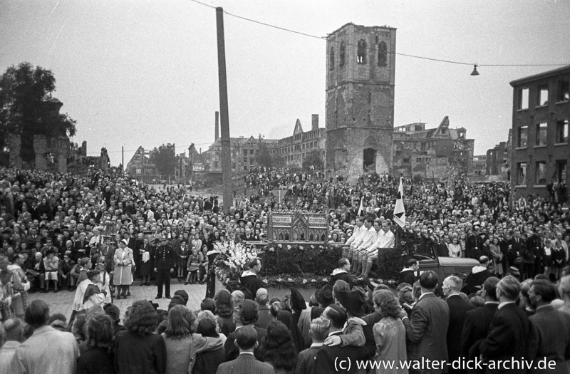 Festliche Prozession zur 700-Jahr-Feier des Kölner Doms