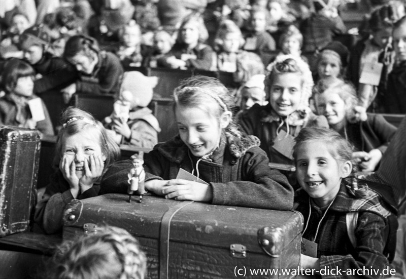 Abreise von Kölner Kindern in die Schweiz 1947