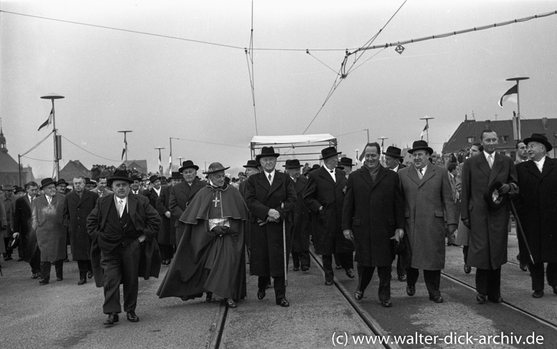 Feierliche Erstbegehung der neuen Kölner Brücke 1959