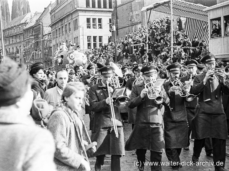 Im Rosenmontagszug 1950
