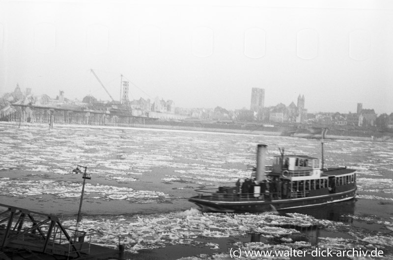 Blick nach Köln-Deutz über den eisbedeckten Rhein