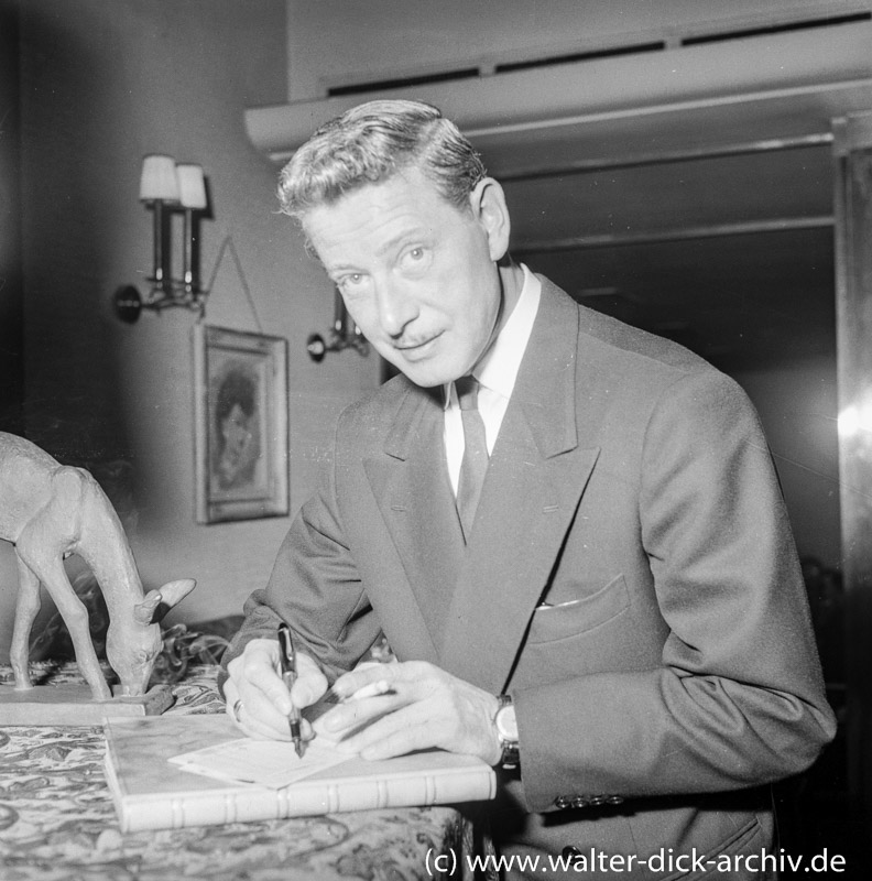 Dieter Borsche  schreibt Autogramme 1954