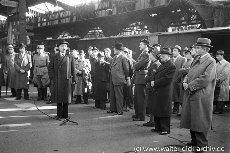 Abreise von Kölner Kindern in die Schweiz 1947