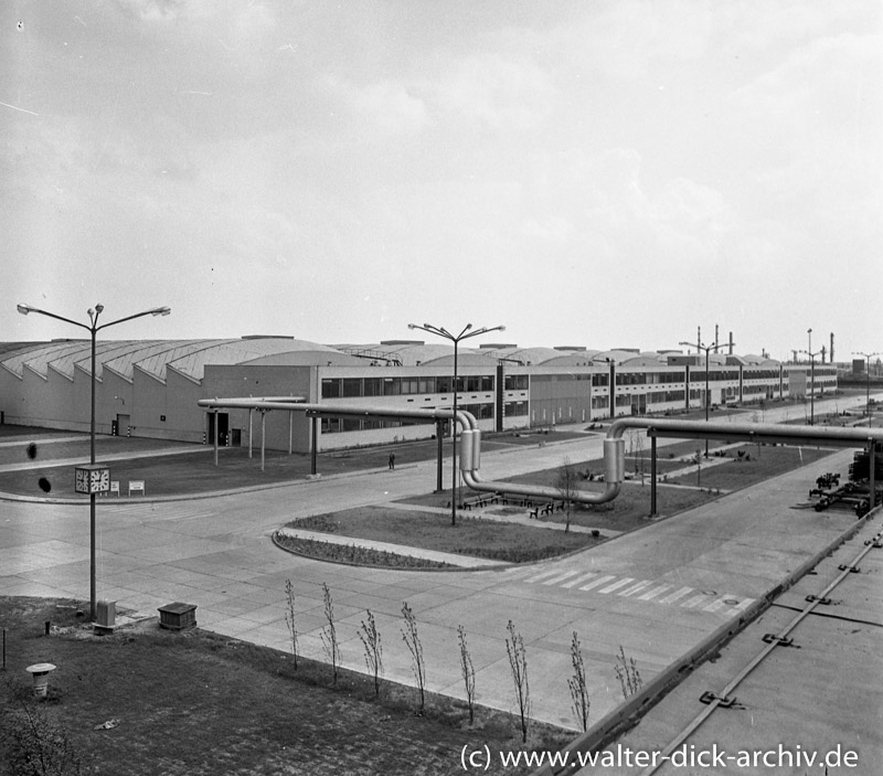 Front  einer Werkshalle bei Ford in Köln