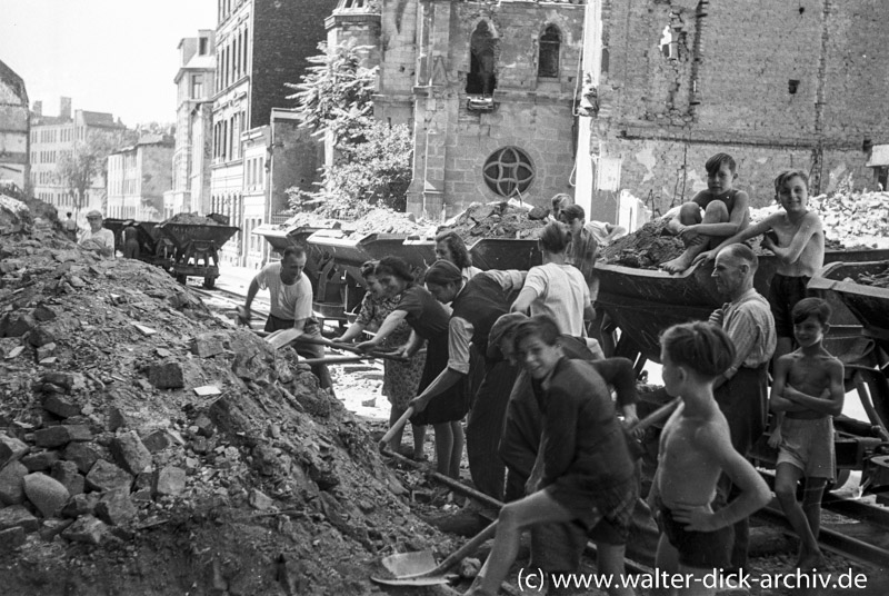 Auch "Kölsche Pänz" helfen mit bei der Trümmerräumung. 1946