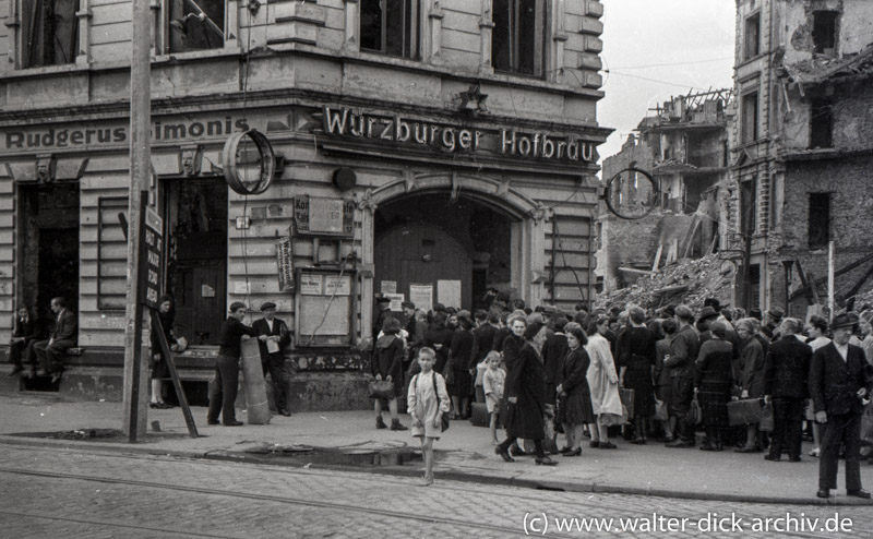 Schlangestehen 1946