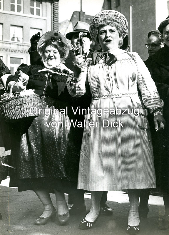 Straßenkarneval 1950er Jahre in Köln Weiberfastnacht