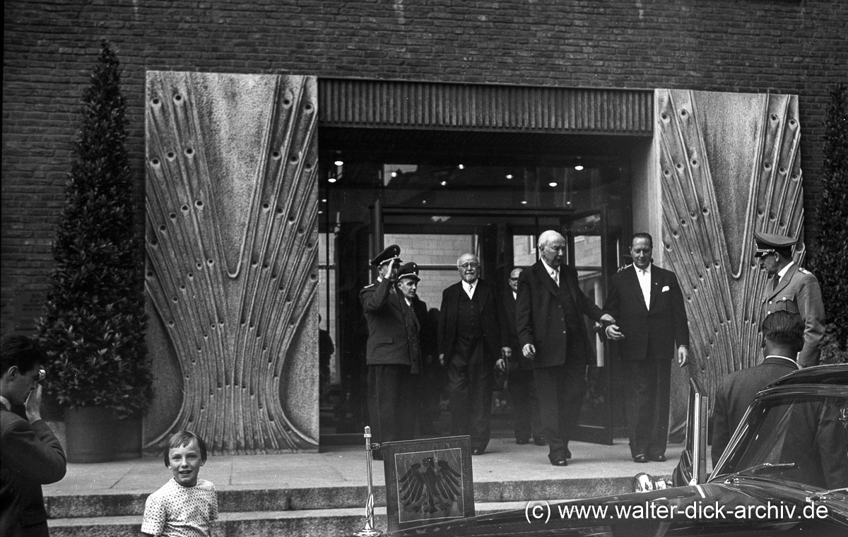Der Bundespräsident verlässt das Rathaus 1959