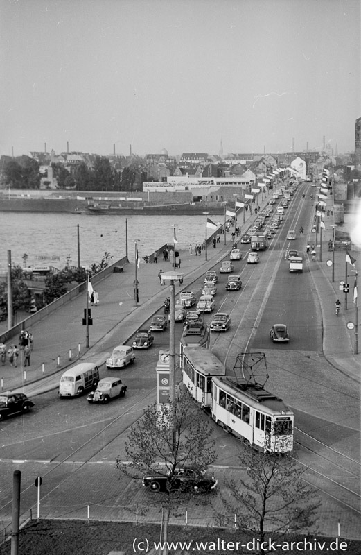 Viel Verkehr auf der Deutzer Brücke