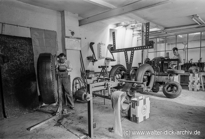 Runderneuern von Autoreifen bei Reifen Bothe 1963