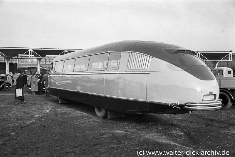 Moderner Bus mit Motoren von Ford Köln