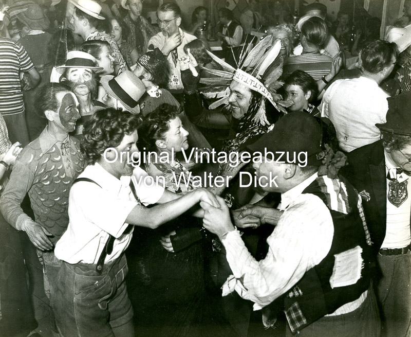 Tanzende Narren 1952 in Köln Weiberfastnacht