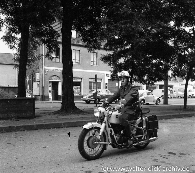 Motorradpolizist auf einem BMW-Motorrad
