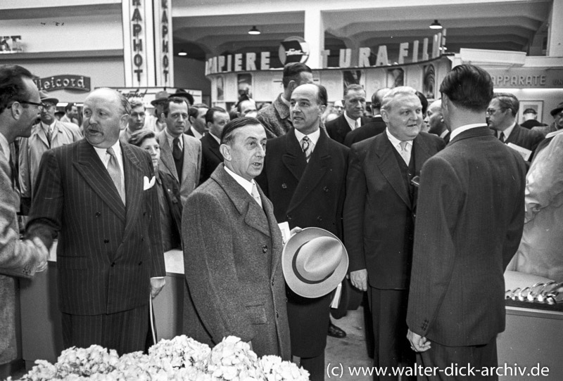 Photokina 1951 in Köln Politiker informieren sich