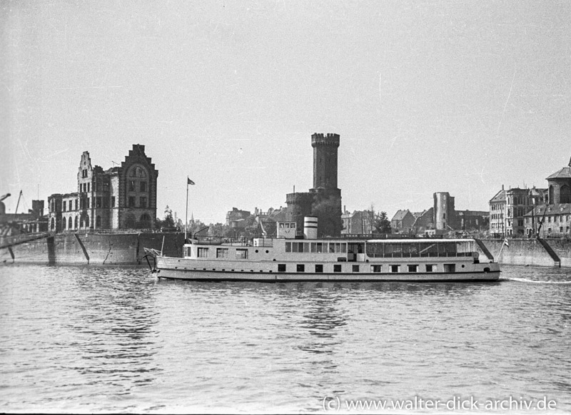 Schiff der "Weißen Flotte" vor der Einfahrt zum Rheinauhafen