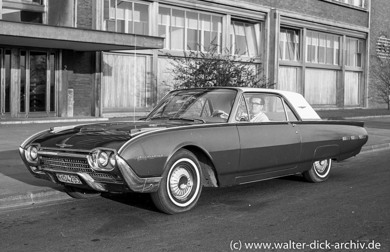 Ford Thunderbird "Bullet Bird" vor den Kölner Ford Werken