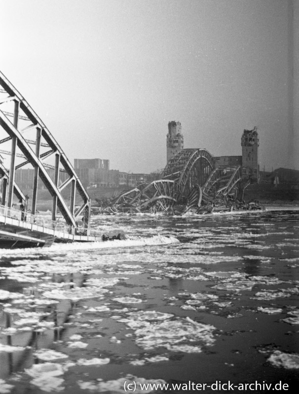 Eisgang auf dem Rhein an der Hohenzollernbrücke 1947