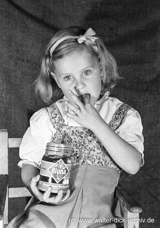 Werbefoto für süßen Brotaufstrich BLUNA 1954