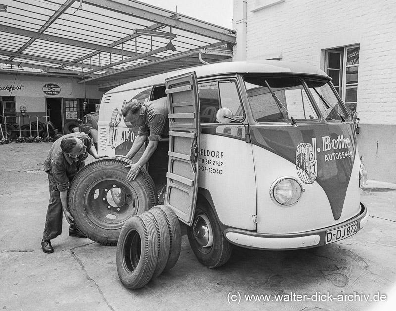 Firmenfahrzeug von „Reifen Bothe“ 1963 in Düsseldorf