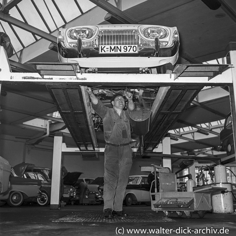 Inspektion und Kundendienst in einer Kölner Ford-Werkstatt 1960