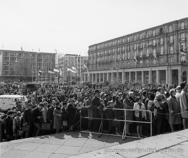 Wartende Trauergäste Beerdigung Konrad Adenauer 1967